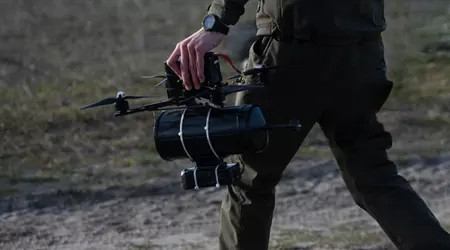 Il Ministero della Difesa ucraino ha tenuto una dimostrazione di droni FPV controllati tramite fibre ottiche