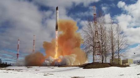 I russi si preparano a lanciare la produzione di massa dei missili balistici intercontinentali RS-28 Sarmat, con una gittata di 18.000 chilometri, che possono trasportare una testata nucleare con una potenza di 7,5 megatoni.