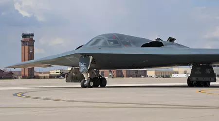 Il bombardiere B-2 Spirit da 2,1 miliardi di dollari che ha preso fuoco è in pista per la seconda settimana