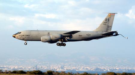 Trolling di livello 80: Aereo militare USA "disegna" un pene nel cielo sopra una base aerea russa