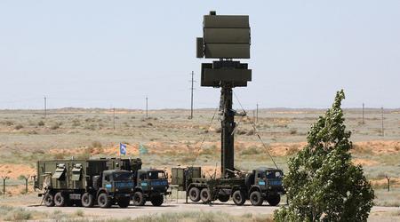 Un drone FPV ucraino ha distrutto una rara stazione radar Podlyot, utilizzata con i sistemi di difesa aerea S-300 e S-400.