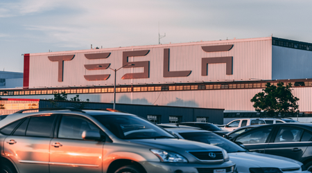 Un incidente e il pilota automatico: Tesla risolve la causa per l'incidente mortale
