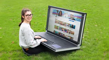 I blogger hanno realizzato un enorme laptop da 43 pollici: TV come schermo, tastiera da 2,5 kg e peso totale di oltre 45 kg (video)