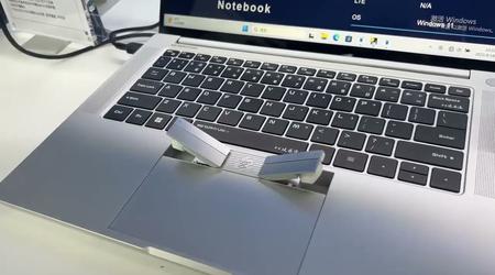 2-in-1: un'azienda cinese ha presentato un laptop con cuffie wireless integrate nel touchpad