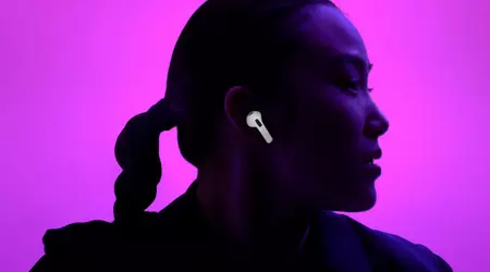 Le cuffie AirPods 4 avranno due versioni, la cancellazione del rumore, la porta USB-C e la funzionalità di apparecchio acustico