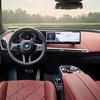 Interni della BMW iX con miniaturizzazione del doppio display