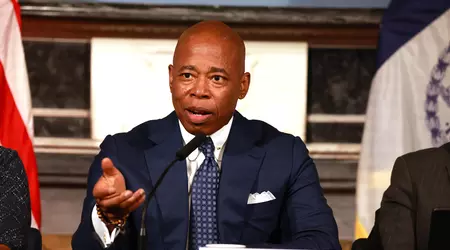 Il sindaco di New York usa l'intelligenza artificiale per fare telefonate automatiche in lingue sconosciute