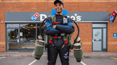 L'uomo razzo: Domino's Pizza ha utilizzato la sua prima tuta da jet per consegnare le pizze per via aerea