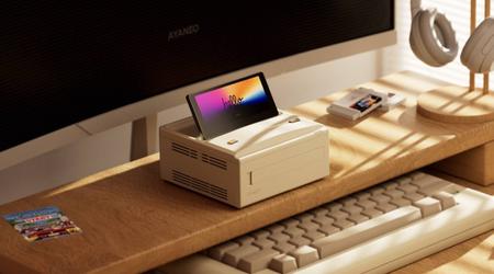 Ayaneo ha presentato una versione aggiornata del mini-PC AM01S con un design che ricorda i computer degli anni '80.