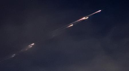 Una vecchia antenna della Stazione Spaziale Internazionale disegna strisce di fuoco nel cielo di Sacramento