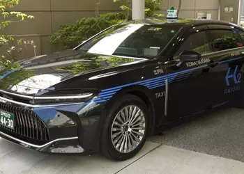 La berlina a idrogeno Toyota Crown ...