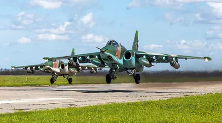 L'aereo d'attacco russo Su-25 "Grach" si è spettacolarmente autodistrutto in Crimea dopo una manovra fallita (video)