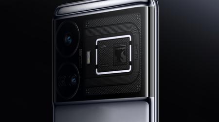 Display curvo, pannello posteriore trasparente e retroilluminazione RGB: il realme GT 5 è apparso in un video ufficiale