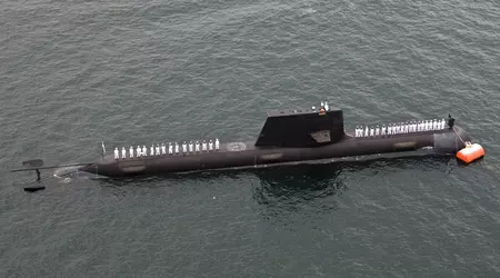 Uno dei più vecchi sottomarini diesel-elettrici australiani HMAS Farncomb della classe Collins ha preso fuoco in Australia