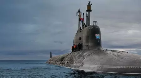 La Marina russa doterà i sottomarini a propulsione nucleare della classe Yasen-M di missili da crociera ipersonici Zirkon con una gittata di lancio fino a 1.000 chilometri e una velocità massima di oltre 11.000 km/h.