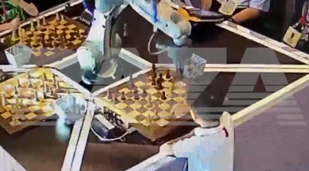 La rivolta delle macchine è iniziata: al robot non è piaciuta la fretta e ha rotto il dito di un giocatore di scacchi in un torneo a Mosca