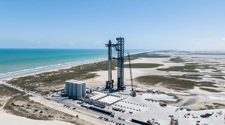 Il robot Mechazilla, alto 140 metri, ha preparato per il lancio il sistema di razzi SpaceX Starship più potente della storia
