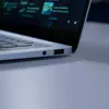 Vista laterale del Galaxy Book 6