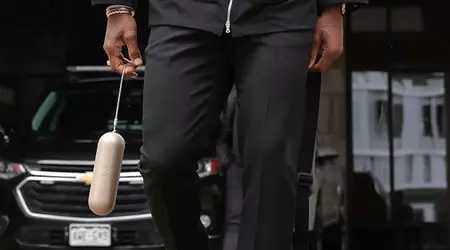 Il giocatore di basket LeBron James è stato avvistato prima di una partita con un altoparlante Apple Beats Pill, non ancora annunciato.