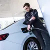 Miko Marczyk contro lo sfondo dell'auto