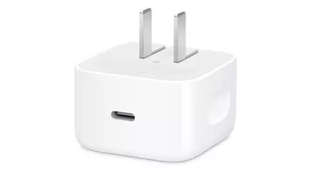 Apple ha lanciato un adattatore compatto con una potenza dinamica fino a 60W per ricaricare l'iPhone 17