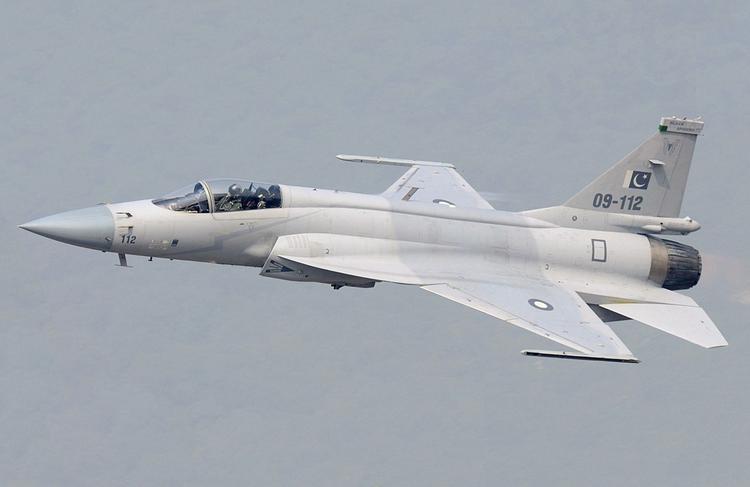Il Pakistan equipaggia i cacciabombardieri JF-17 ...