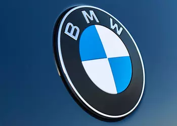BMW ha svelato un emblema aggiornato ...