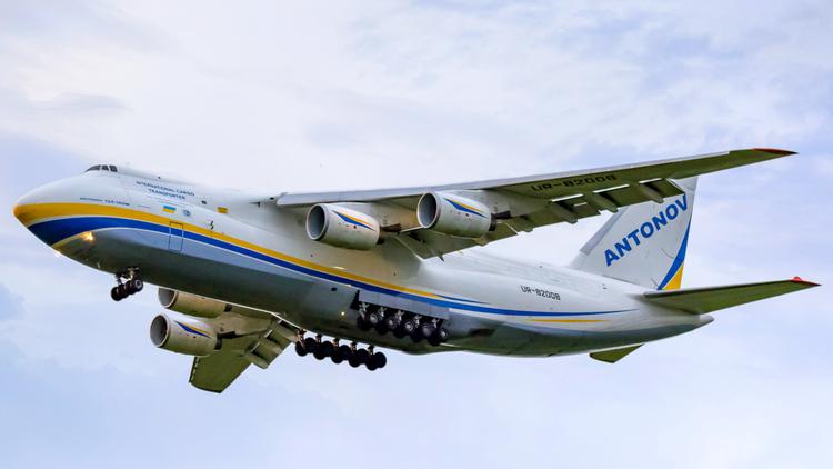 Un An-124 russo dell'Ucraina consegna fusoliere ...