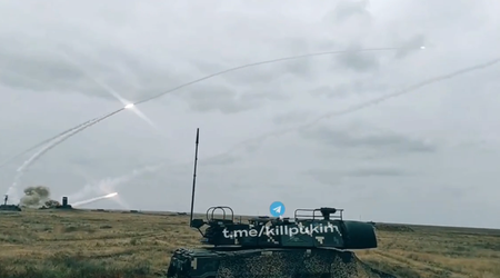 Il sistema di difesa aerea ucraino "Buk" lancia quattro missili per distruggere bersagli aerei (video)