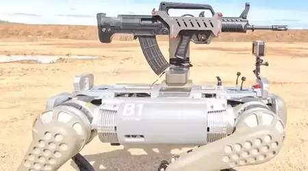 La Cina presenta un cane robot con una mitragliatrice sulla schiena