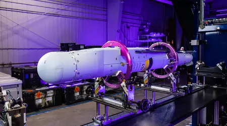 L'F/A-18 Super Hornet è diventato il primo velivolo nella storia della Marina degli Stati Uniti a ricevere le bombe intelligenti StormBreaker, con una gittata di oltre 65 chilometri.