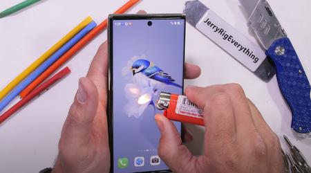 Resiste fino alla fine e muore da eroe: un blogger mette alla prova lo smartphone pieghevole Huawei Mate XT con sabbia, bisturi e fuoco (video)