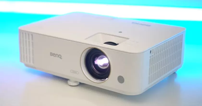 salotto con proiettore Benq TH685i