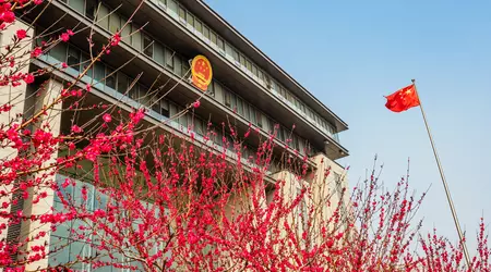 Il network YouTube pro-Cina ha usato l'intelligenza artificiale per diffamare gli Stati Uniti - rapporto