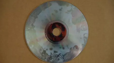I dischi possono deteriorarsi a causa di una reazione chimica, e questo sta accadendo attivamente con i DVD pubblicati da Warner Bros.