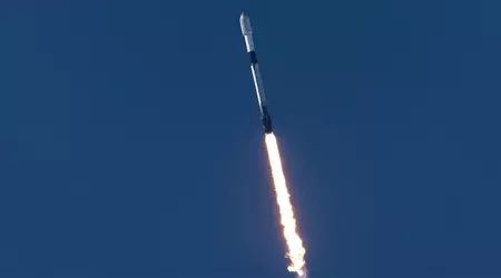 SpaceX ha effettuato il 100° lancio del razzo Falcon 9 del 2025, consegnando 28 satelliti Starlink in orbita