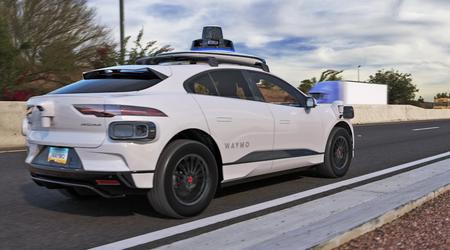Waymo richiama più di mille robotaxi a causa di collisioni ripetute con ostacoli