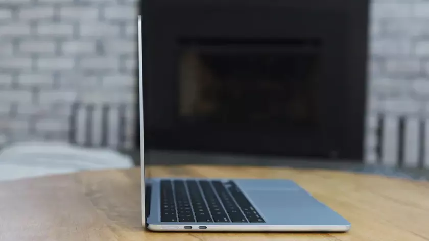Apple MacBook Air M4 o Lenovo Slim7i
