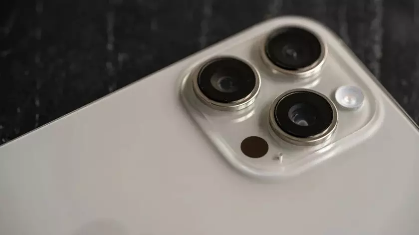 iPhone 16 Pro Max smartphone con migliore batteria
