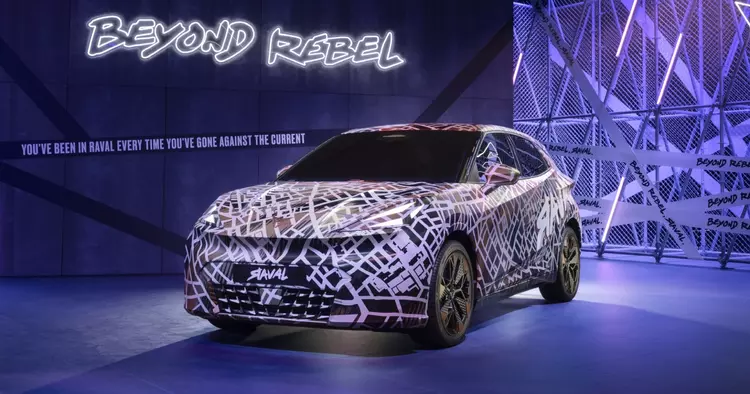 Cupra svela la berlina elettrica Raval ...