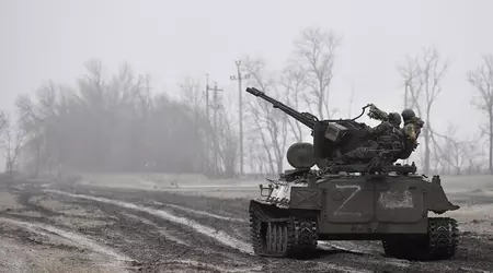 Un drone ucraino distrugge con una granata F-1 il veicolo corazzato russo MT-LB con cannone antiaereo ZU-23-2