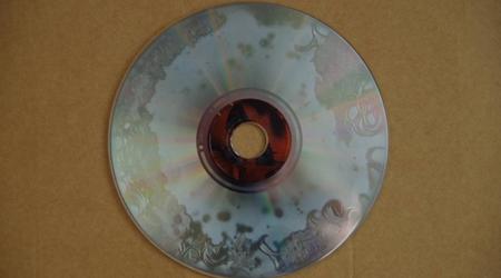 I dischi possono deteriorarsi a causa di una reazione chimica, e questo sta accadendo attivamente con i DVD pubblicati da Warner Bros.