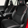 Interni del Toyota RAV4 GR Sport con accenti rossi
