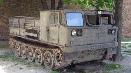 I russi stanno convertendo i camion sovietici ATC-59G in veicoli da combattimento perché hanno problemi con la corazzatura