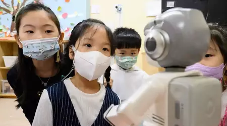 Robot per crescere i bambini negli asili in Corea del Sud