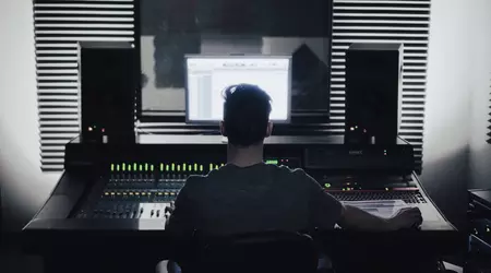 Google e Universal Music stanno discutendo la creazione di un'intelligenza artificiale per riprodurre le voci degli artisti