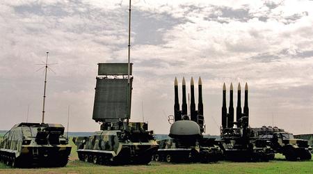 I droni kamikaze ucraini hanno attaccato un sistema missilistico terra-aria Buk russo - il lanciatore, la stazione di lancio e la stazione di rilevamento del bersaglio sono stati distrutti