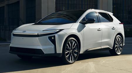 Toyota ha rinominato il suo SUV elettrico bZ4X per l'America, ha aumentato l'autonomia e aggiornato il design del modello 2026