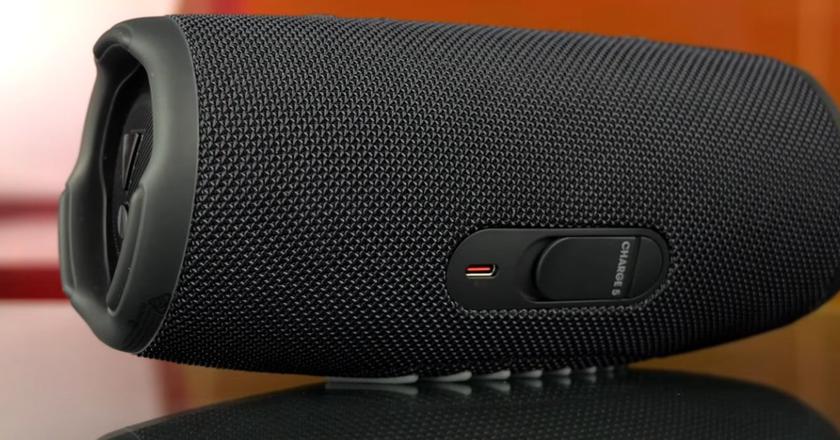 JBL CHARGE 5 Migliori altoparlanti per film all'aperto