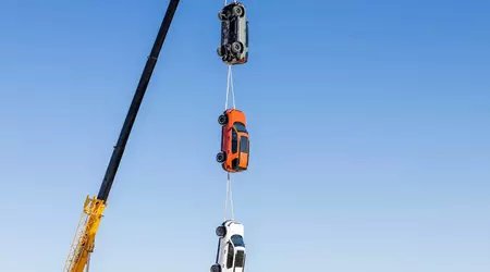 Honda ha sospeso tre Passport TrailSport da una gru per dimostrarne la durata.